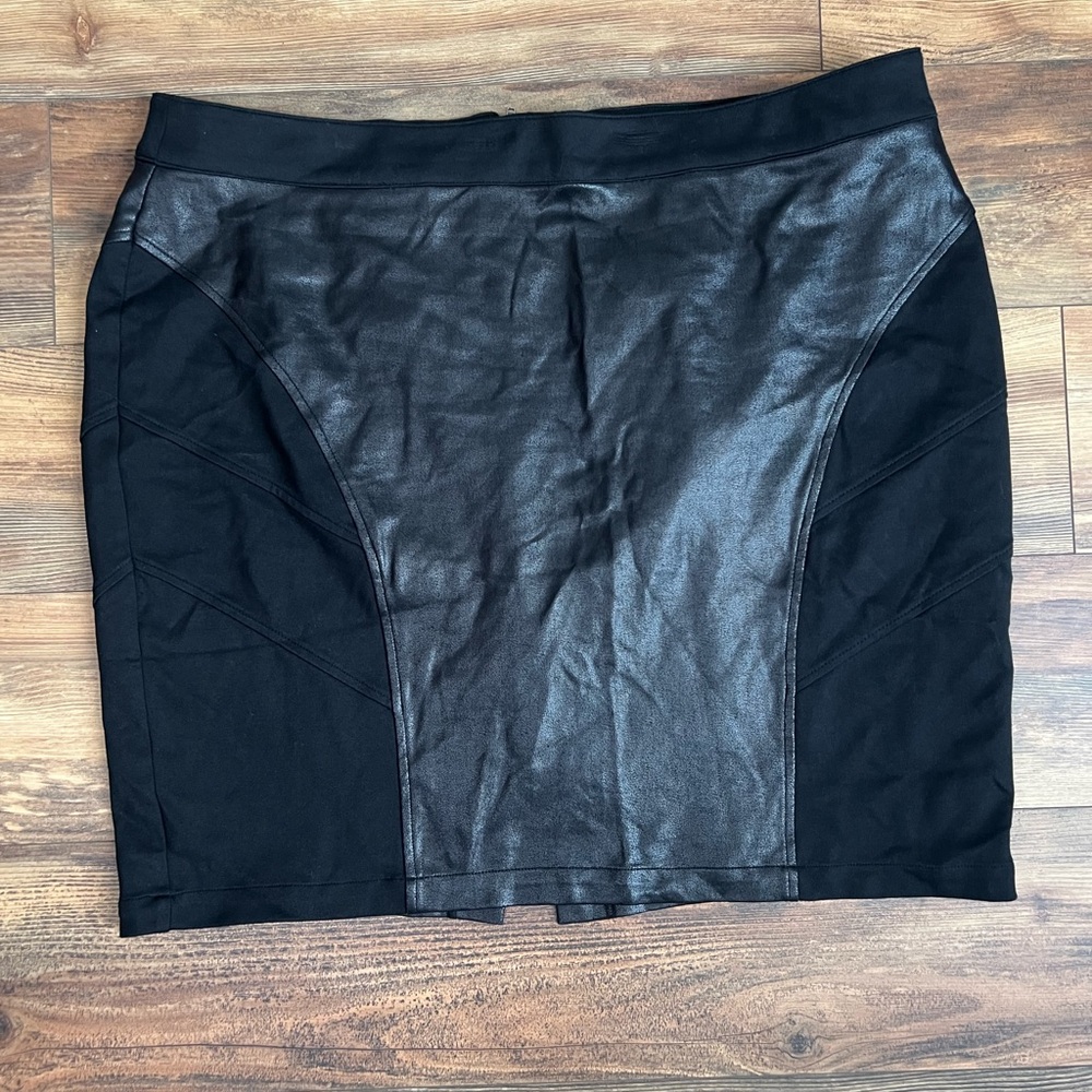 Lane Bryant Black faux Leather panel skirt size 28 rocker edgy night‎ out travel